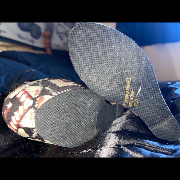 Charlotte Russe - Vintage Pink, Black and White Tribal Print Wedges - Picture 3 of 3